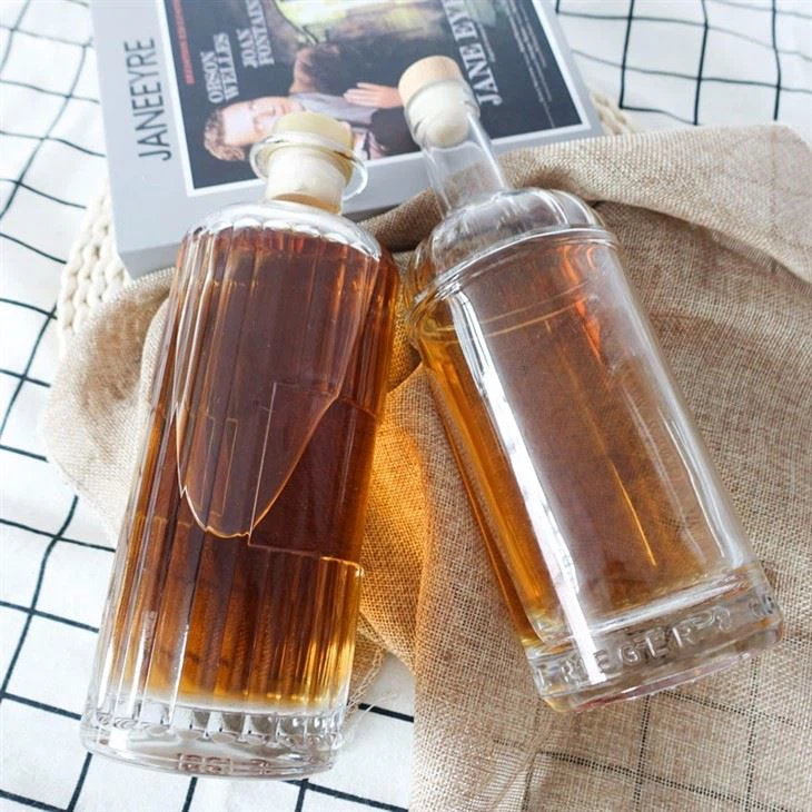 750ml 730g Round Traditional Transparent Flint Glass Liquor Vodka Bottle